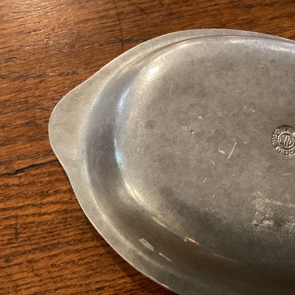 Wilton pewter oval bowl, shell handles - Picture 6 of 7